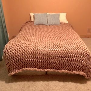 Beautiful chunky knit chestnut throw made from microfiber yarn. Very warm!